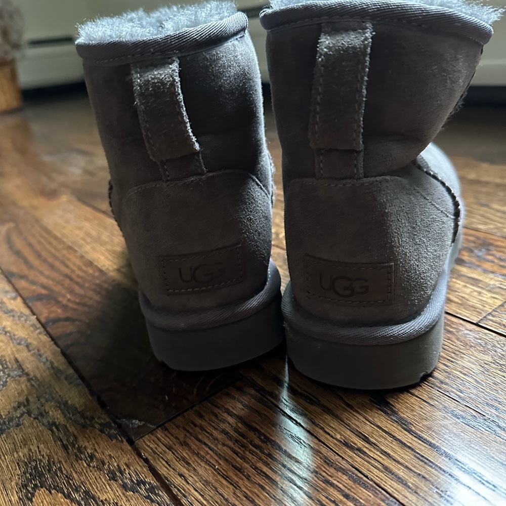 UGG Classic Short Boot in Gray